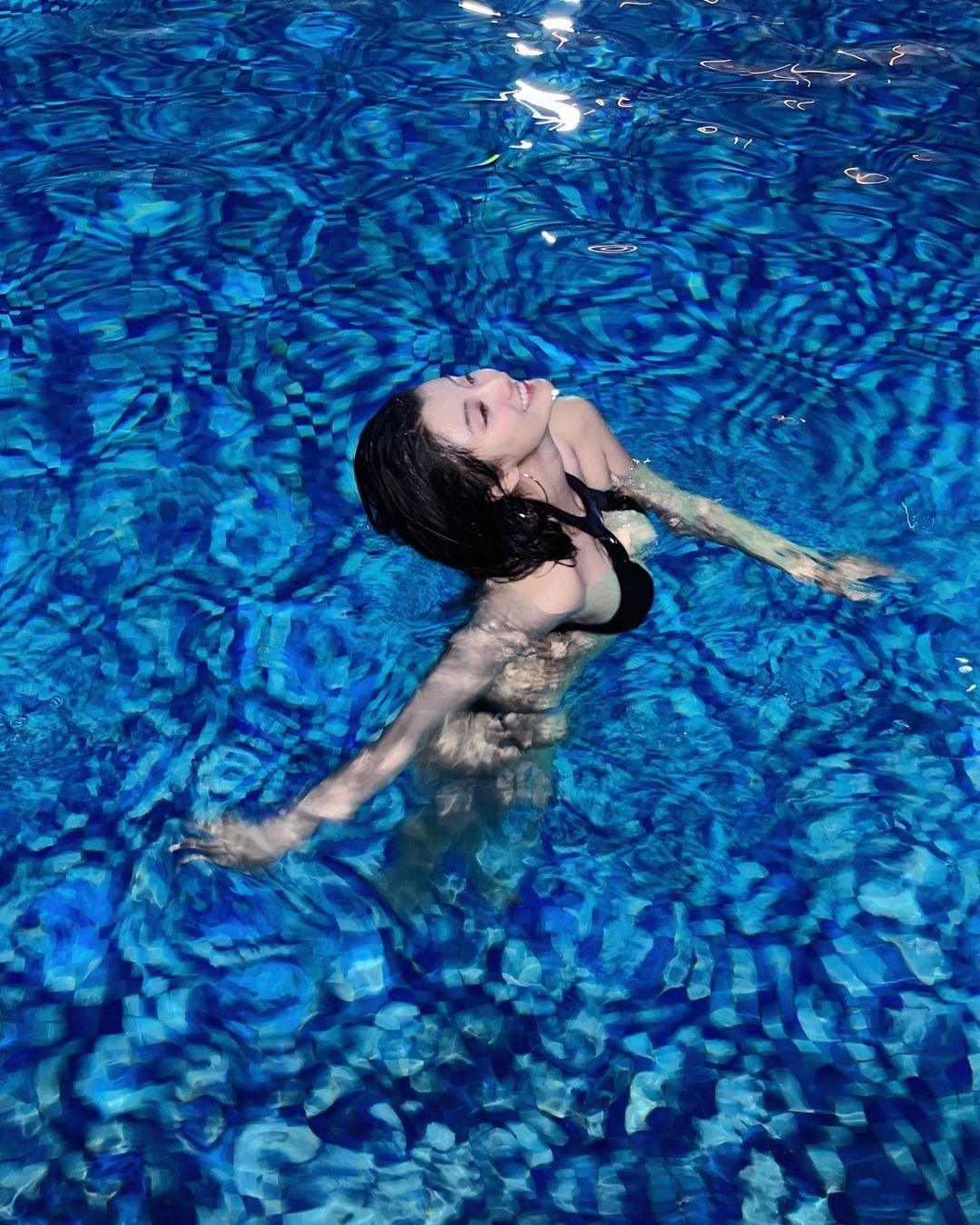 Chinese Asian Shows Off Top #fRaoDLbk